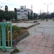 川沿いの細長い公園