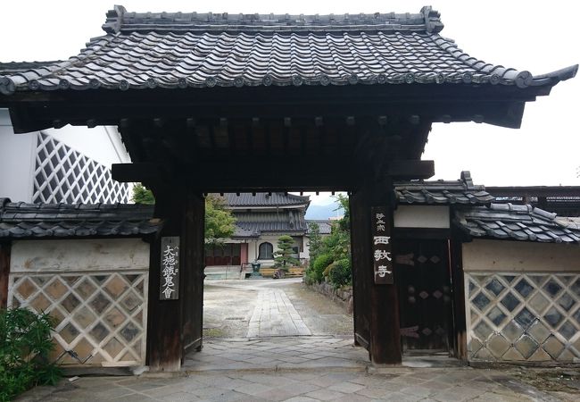 崩れかけた土塀