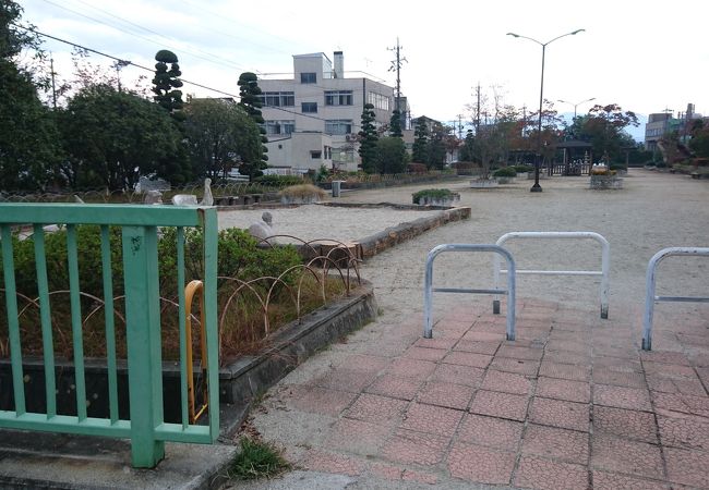 川沿いの細長い公園