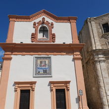 隣に古風な感じの中世教会がありました