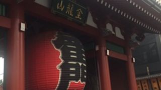 赤い大提灯が目立ちます。