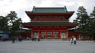 平安京朝堂院の門を摸して造られた門