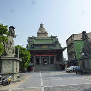 屋上には天上聖母-媽祖像が鎮座、屋上から一階下の展望階からのここからの景色は素晴らしいです。