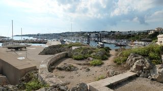 レジャー用ボートが一杯のレウカ港