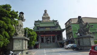 屋上には天上聖母-媽祖像が鎮座、屋上から一階下の展望階からのここからの景色は素晴らしいです。