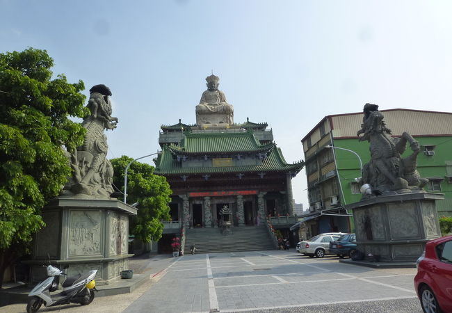 屋上には天上聖母-媽祖像が鎮座、屋上から一階下の展望階からのここからの景色は素晴らしいです。