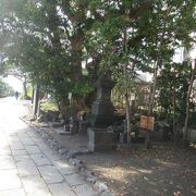 若宮大路一の鳥居近くにある石造宝篋印塔