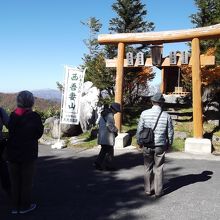 ロープウェイ山頂駅を出たところには、これが