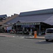 土地の珍しい野菜や加工品が手に入る