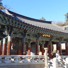 青空の下の鐘堂