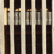 格子の隙間から見える版木