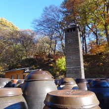 参道の脇にある無数の瓶