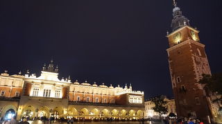 毎時聖マリア教会の鐘が鳴り響く広場