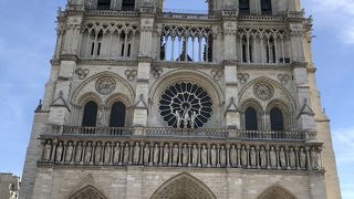 多くの人が訪れています