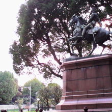 東京国立近代美術館工芸館の前に建っています。