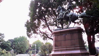 工芸館の前、人馬ともに躍動感溢れる姿の像です