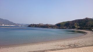 海に近い露天風呂はとても良い泉質です