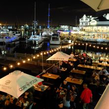 テラス席に陣取れば、右を見ても…、