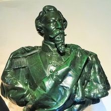 宮殿入口にある宮殿を作ったフェルナンド2世胸像