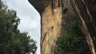 シギリヤロックの駐車場付近にある巨大な岩