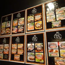壁に貼られたメニュー