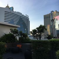 プールからみたWESTIN