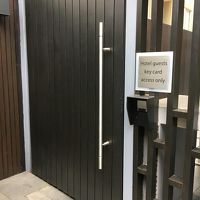 便利な裏口。ここから出入りするとすごい近いです