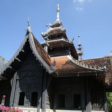 裏口の建物、軒先の飾りが涼しげな音を立てます