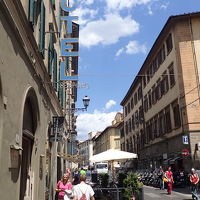 左の建物がホテルセンピオーネです。