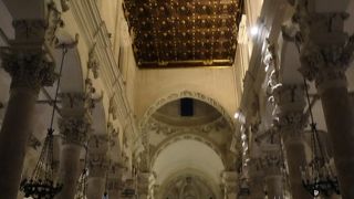 外見も内部装飾も見事なサンタ クローチェ聖堂