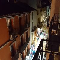 部屋から見た夜のエルビラ通り