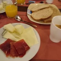 朝食は、パン・チーズ・ハム・ソーセージを好きなだけ。