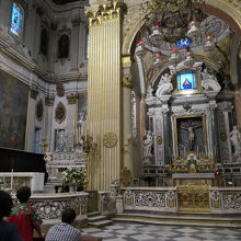 黄金装飾がある大聖堂内部