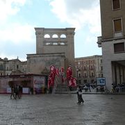 ローマ時代遺跡もあるサントロンツォ広場