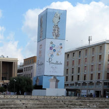 サントロンツォ円柱ハローワーク補修中です