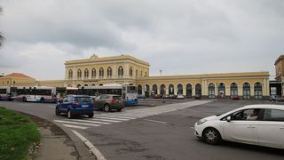 海に面した駅