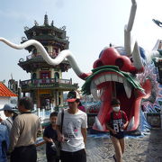 「龍虎塔」は七重の塔に龍と虎、「春秋閣」は四重の仏塔に龍と鯉、よく似ており、ここも、蓮池譚の人気のある観光スポットです