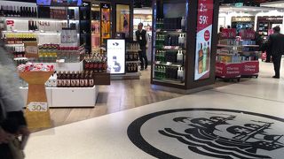 搭乗エリアはショップが多い