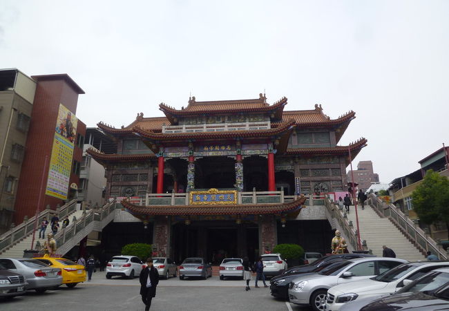 関羽が祀られ、赤を基調とした立派な廟です　斜めの対面には、武廟市場があります