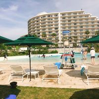 ホテルのプールも素敵！