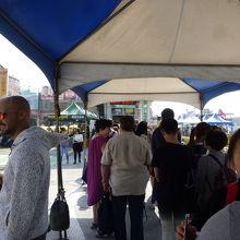 待っている欧米系の団体客