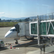 機内へはボーディングブリッジで！
