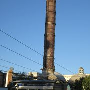 チェンベルリタシュ駅のすぐ前にあるモニュメント