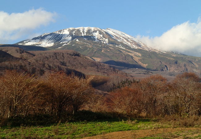 鳥海山、山頂付近の輝く初冠雪がキレイ