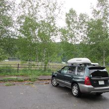 ダムの左岸にも右岸にも駐車場有