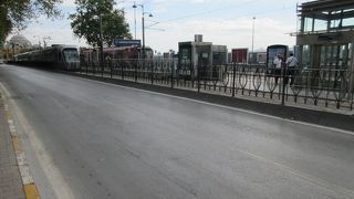 T1トラムの終着駅で，カバタシュ埠頭や地下ケーブルに行くのも便利