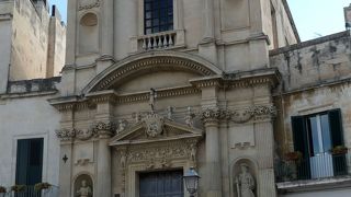 円形闘技場ローマ遺跡に向かって立っているサンタ マリアデッラ グラーツィア教会