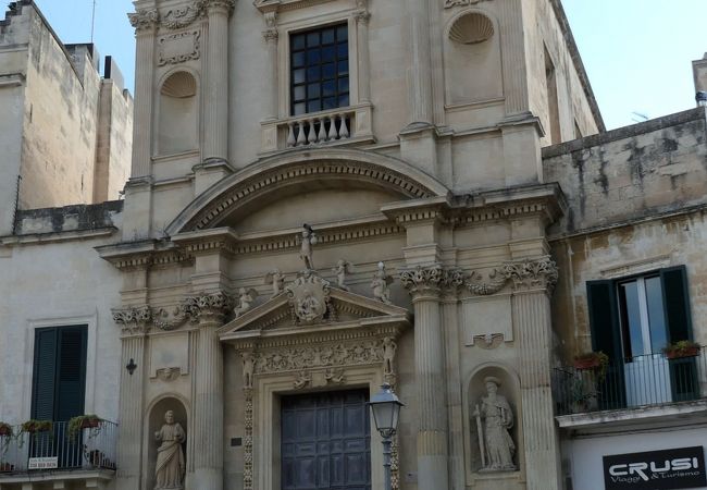 円形闘技場ローマ遺跡に向かって立っているサンタ マリアデッラ グラーツィア教会