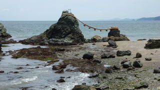夫婦岩と神社のある海岸