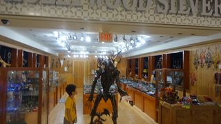 大きなエイリアンが目印